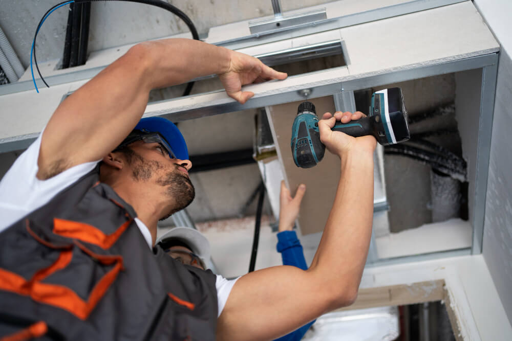 Técnico instalando repetidor