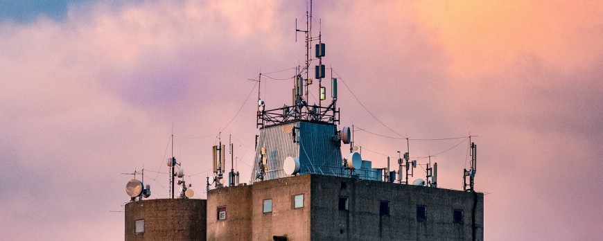 Desmitificando el Uso de Antenas Omnidireccionales en Ciudades para Repetidores de Telefonía Móvil